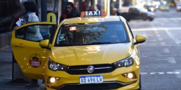 Huyeron en un taxi con el chofer en el baúl