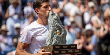 Cachín celebró su primer título en Suiza