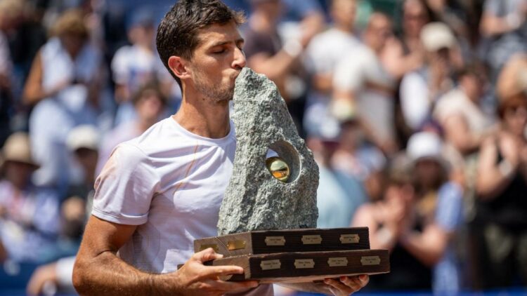 Cachín celebró su primer título en Suiza