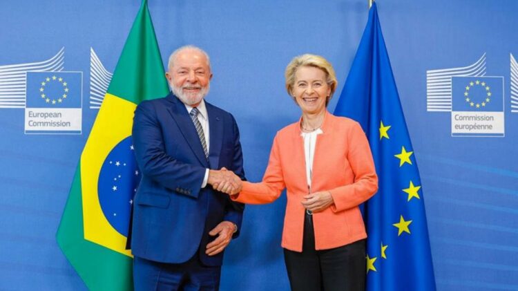 La presidenta de la Comisión Europea, Ursula von der Leyen juntos al presidente de Brasil,  Luiz Inácio Lula da Silva.