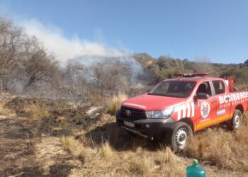 Brigadistas, policías y bomberos lograron contener el incendio en el Cerro Uritorco