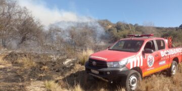 Brigadistas, policías y bomberos lograron contener el incendio en el Cerro Uritorco