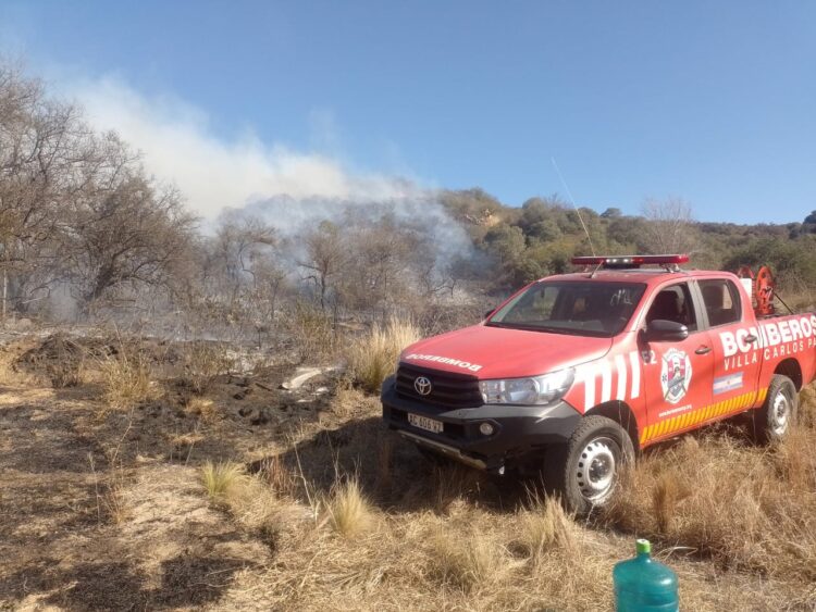 Brigadistas, policías y bomberos lograron contener el incendio en el Cerro Uritorco