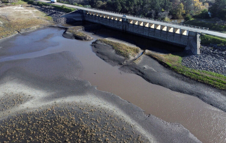 zzzzinte1Vista general del embalse de Canelón Grande durante una grave sequía, en Canelones, Uruguay. 29 de junio, 2023. Foto NA: REUTERS/Alejandro Obaldiazzzz