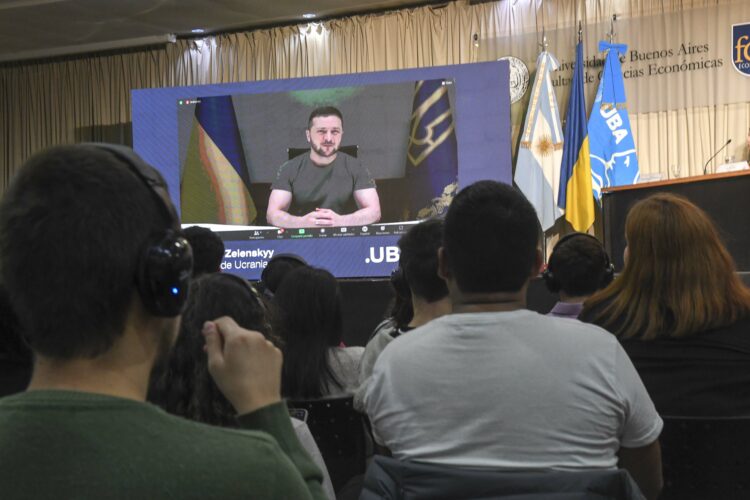 En la sede de la facultad de Ciencias Económicas de la UBA dialogó entre estudiantes con el presidente de Ucrania Zelenski