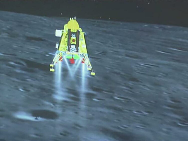 Un robot de origen indio inició la exploración del polo sur de la Luna