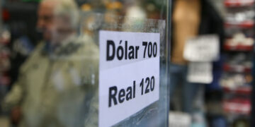 Tras el terremoto de las Paso, el Gobierno devaluó el peso un 22%