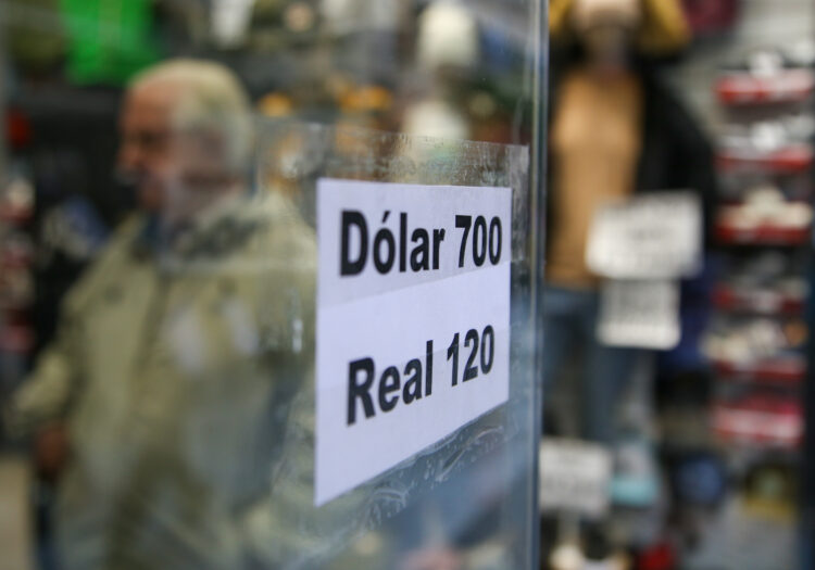 La cotización del “dólar blue” llegó a los $ 700 en nuestra ciudad.