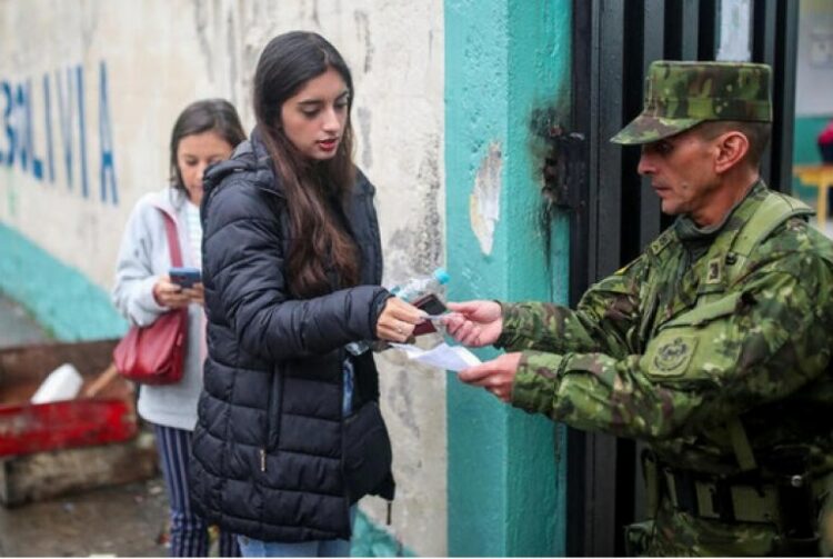 Cerraron los comicios en Ecuador y empezó el conteo de los votos