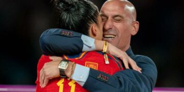 La FIfa le impuso una suspensión temporal a Rubiales por el polémico beso a Hermoso