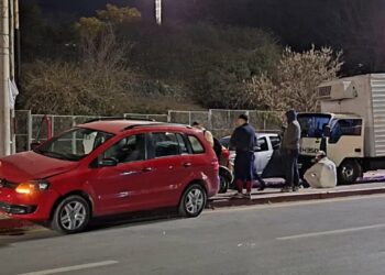 Un impactante accidente entre cuatro autos sobre avenida Colón quedó captado en video