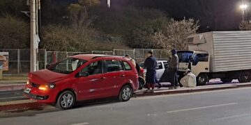 Un impactante accidente entre cuatro autos sobre avenida Colón quedó captado en video