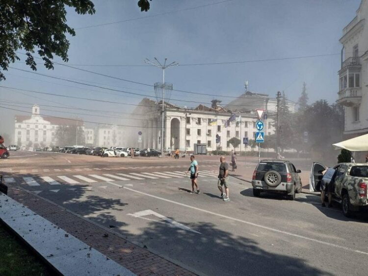 Siete muertos y más de 100 heridos en un bombardeo ruso sobre Chernigov, en el norte de Ucrania