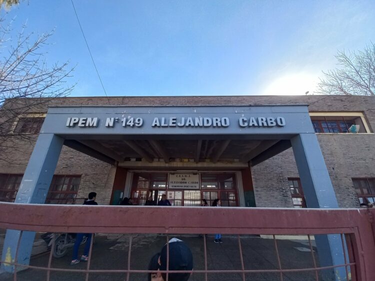 13 estudiantes y una maestra resultaron intoxicados por una “broma” con gas pimienta Imagen cortesía de: @alejandropozo (Vía Twitter)