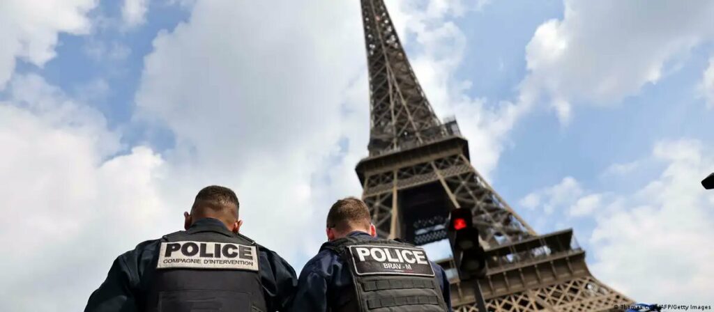 Lo detuvieron tras lanzarse en paracaídas desde la icónica Torre Eiffel