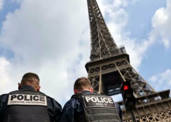 Lo detuvieron tras lanzarse en paracaídas desde la icónica Torre Eiffel
