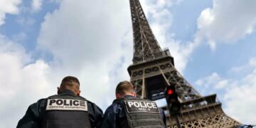 Lo detuvieron tras lanzarse en paracaídas desde la icónica Torre Eiffel