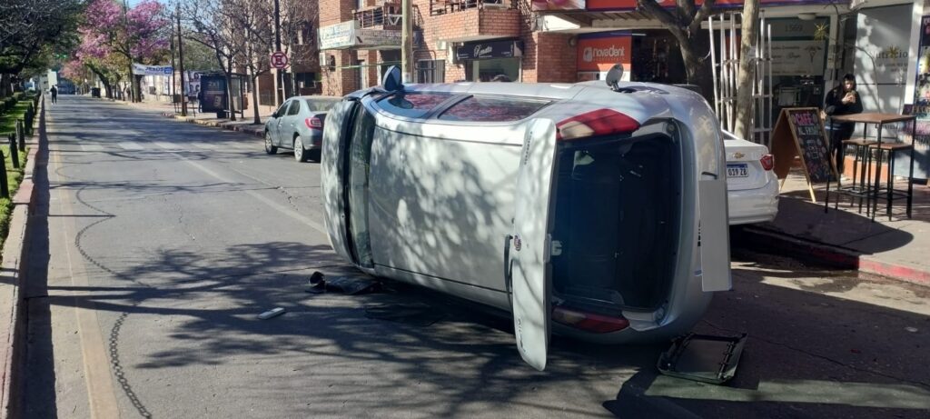 Un vehículo volcó en plena avenida Duarte Quirós