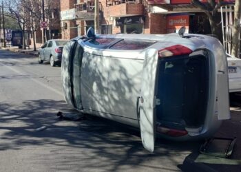 Un vehículo volcó en plena avenida Duarte Quirós
