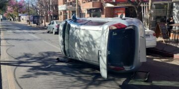 Un vehículo volcó en plena avenida Duarte Quirós
