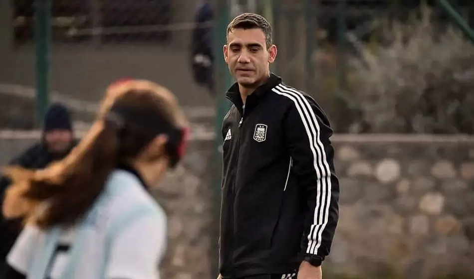 Entrevista al entrenador de Las Murciélagas: "Vestir la celeste y blanca te motiva"