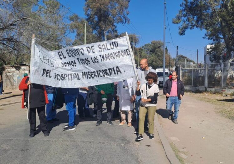 Hospital Misericordia: reclaman suba salarial Los trabajadores cortaron media calzada en la Plaza de las Américas.