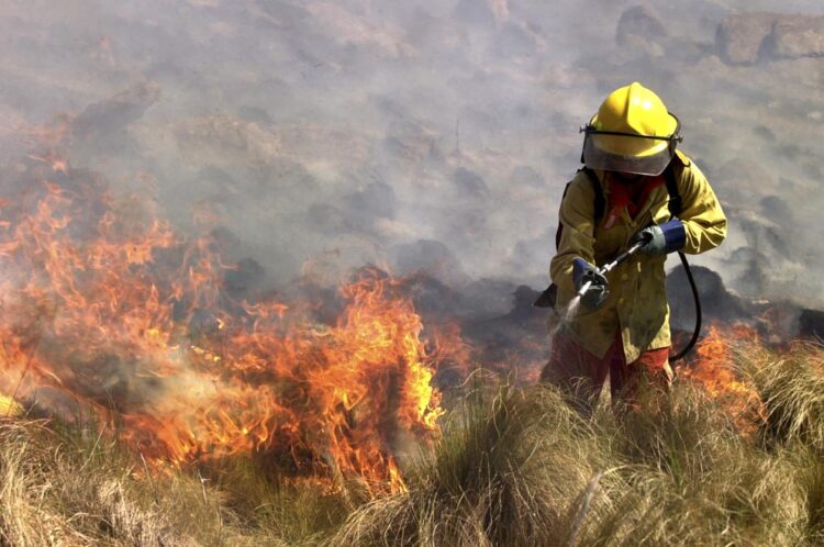 El fuego en Mina Clavero es el único que permanece activo este jueves