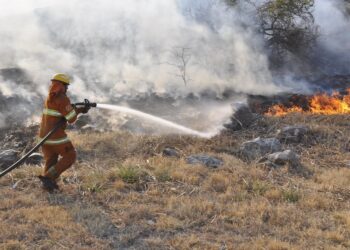 Bomberos continúan trabajando contra el incendio en Potrero de Garay