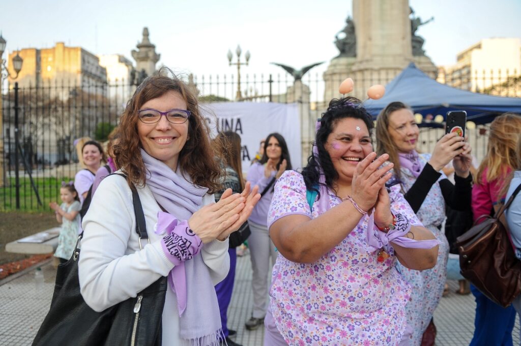 Puericultoras y familias se concentraron frente al Congreso para pedir que se regule su profesión