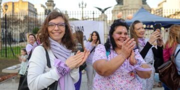 Puericultoras y familias se concentraron frente al Congreso para pedir que se regule su profesión