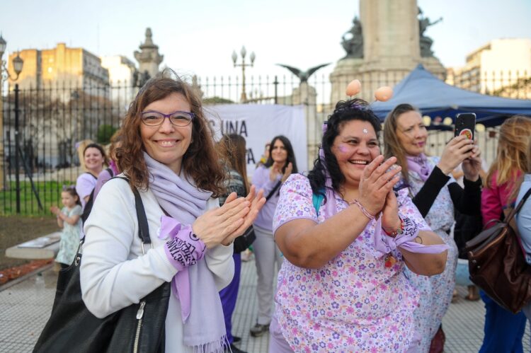 Puericultoras y familias se concentraron frente al Congreso para pedir que se regule su profesión