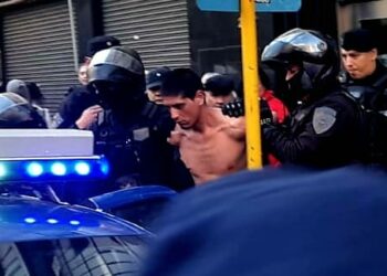 En pleno Centro, detuvieron a un hombre que le robó el arma a una policía y huyó