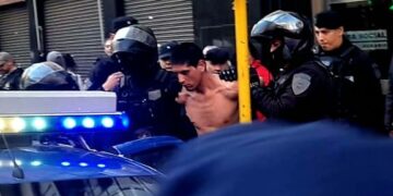 En pleno Centro, detuvieron a un hombre que le robó el arma a una policía y huyó