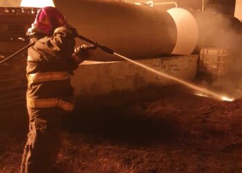 Un fuerte incendio arrasó con el depósito de una compañía de transporte en Villa Boedo