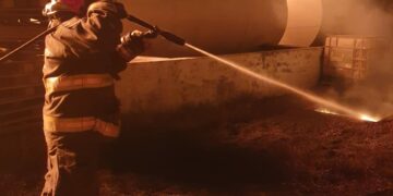 Un fuerte incendio arrasó con el depósito de una compañía de transporte en Villa Boedo