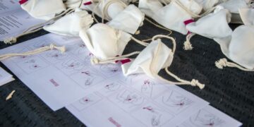 Entregan copas menstruales y kits de higiene personal confeccionados por cooperativas de mujeres