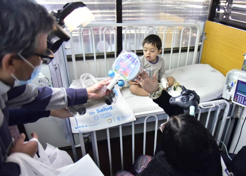 Niños del Hospital Infantil recibieron juguetes elaborados con productos reciclados