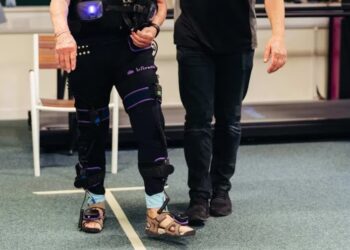 Un pantalón creado por inteligencia artificial ayuda a recuperar la movilidad tras un ACV
