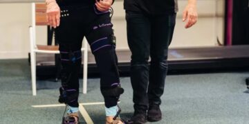 Un pantalón creado por inteligencia artificial ayuda a recuperar la movilidad tras un ACV