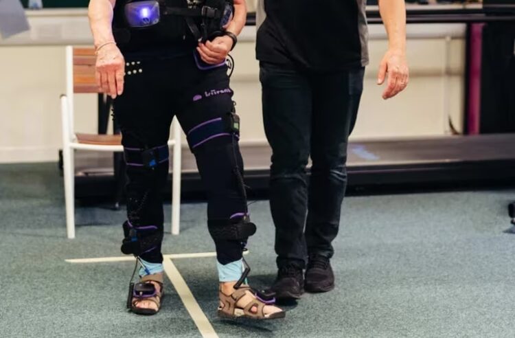 Un pantalón creado por inteligencia artificial ayuda a recuperar la movilidad tras un ACV