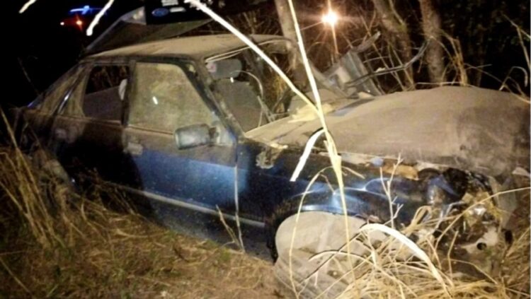 Así fue encontrado el auto Ford Escort en el que viajaba el joven fallecido.