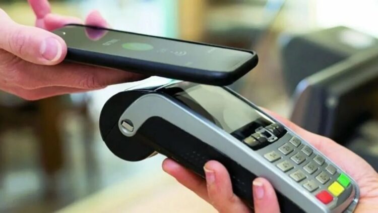 Los códigos QR deberán aceptar pagos con tarjeta desde cualquier billetera digital