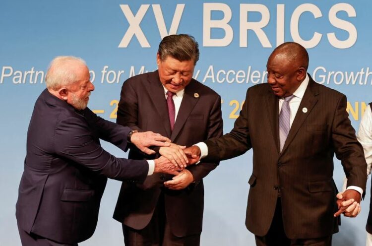 Los presidentes de Brasil, Luiz Inacio Lula da Silva, China, Xi Jinping, y Sudáfrica, Cyril Ramaphosa, en la cumbre de los Brics, celebrada en Johannesburgo.