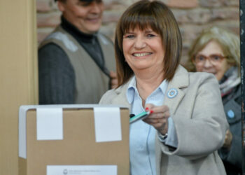 Al votar, Bullrich cuestionó el voto electrónico en Caba: «Un desastre»