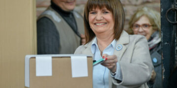 Al votar, Bullrich cuestionó el voto electrónico en Caba: «Un desastre»