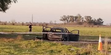 El hallazgo de dos cuerpos calcinados en un auto mantiene en vilo a la Justicia