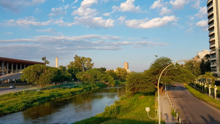 Se espera cielo parcialmente nublado y riesgo de incendios debido a las altas temperaturas y vientos.
