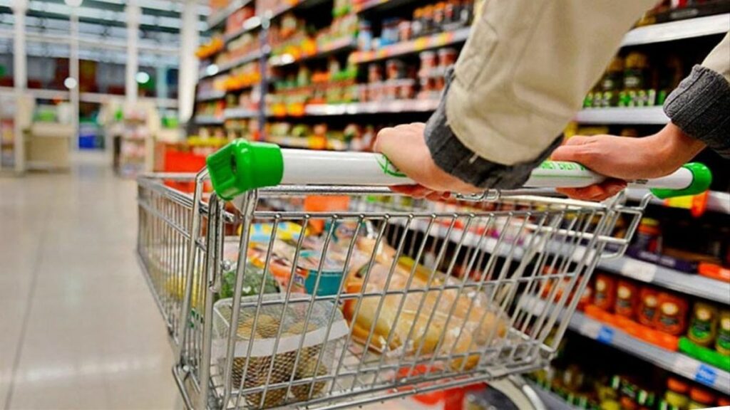 El 87% de los cordobeses debió financiar los alimentos en julio