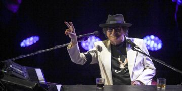 Charly García fue internado en un sanatorio porteño por precaución