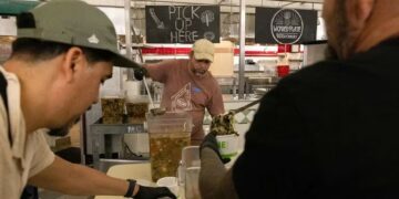 Reconocidos cocineros de Hawái alimentan a los sobrevivientes del incendio forestal